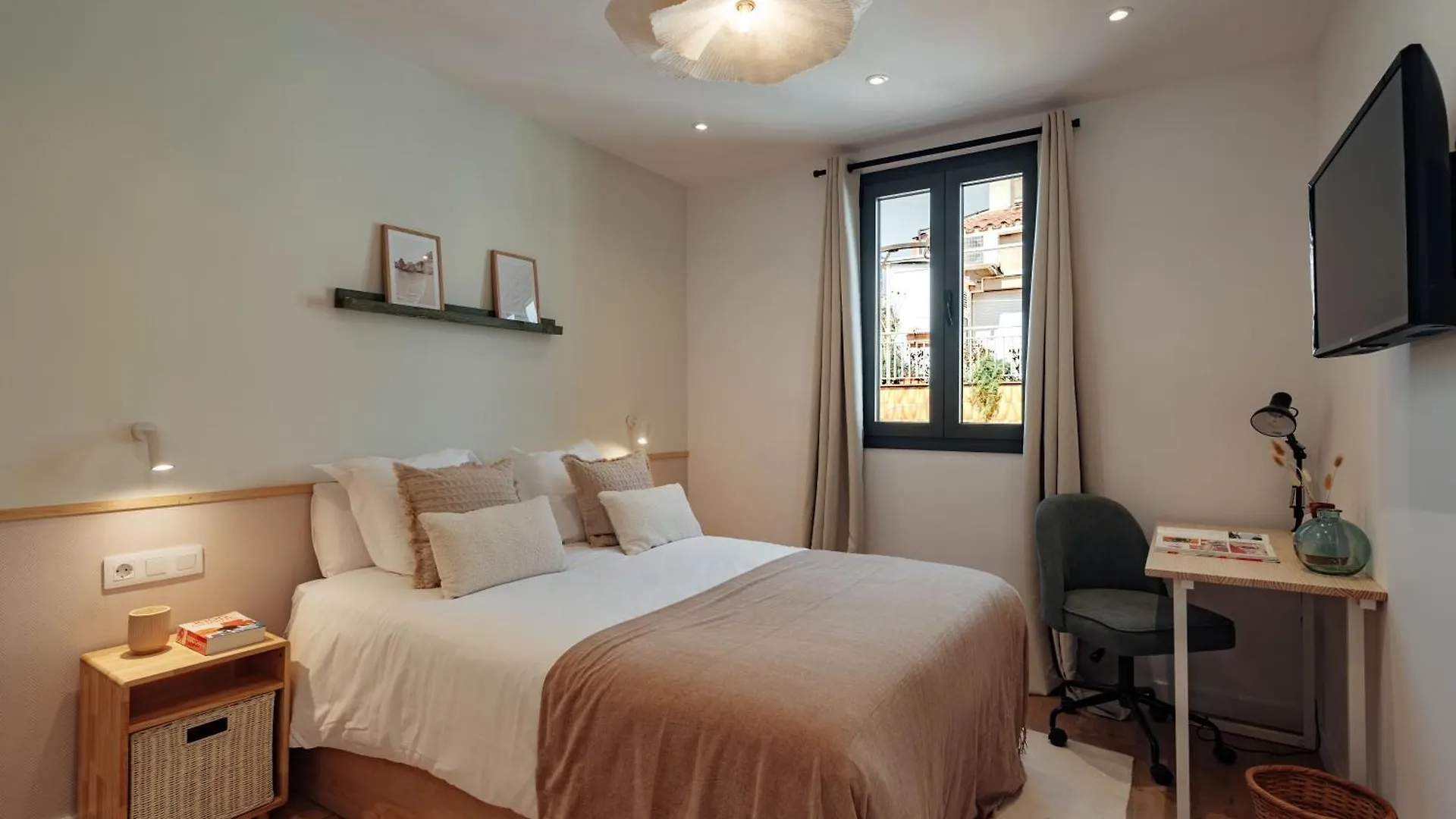 Luxury tent Casa Faro - 2 Bedroom Apartment In Gracia Barcelona